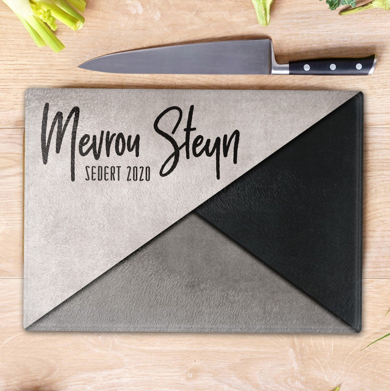 Personalised Cutting Board from Happy Look | South Africa – Elegant cutting board featuring "Mevrou Steyn" and "Sedert 2020" in a stylish design. Perfect for weddings, anniversaries, or housewarmings and customisable with a surname and special date. A thoughtful gift that brings joy and lasting memories. Shop now!