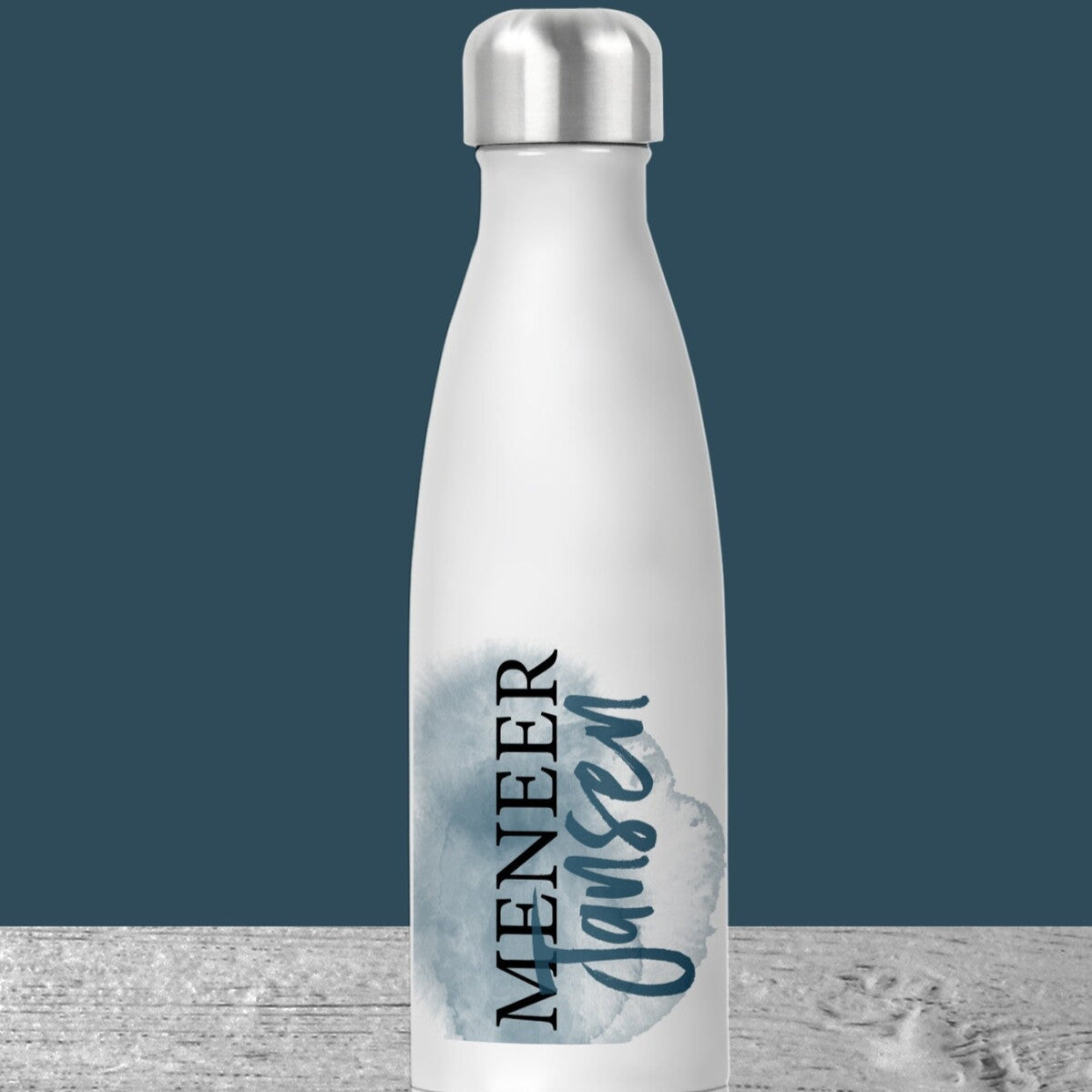 Personalised Teacher Water Bottle from Happy Look | South Africa – Custom stainless steel bottle featuring “Meneer Jansen” in stylish typography with a watercolor background. Perfect for teachers and educators, customisable with names. A thoughtful gift that brings joy and lasting memories. Shop now!