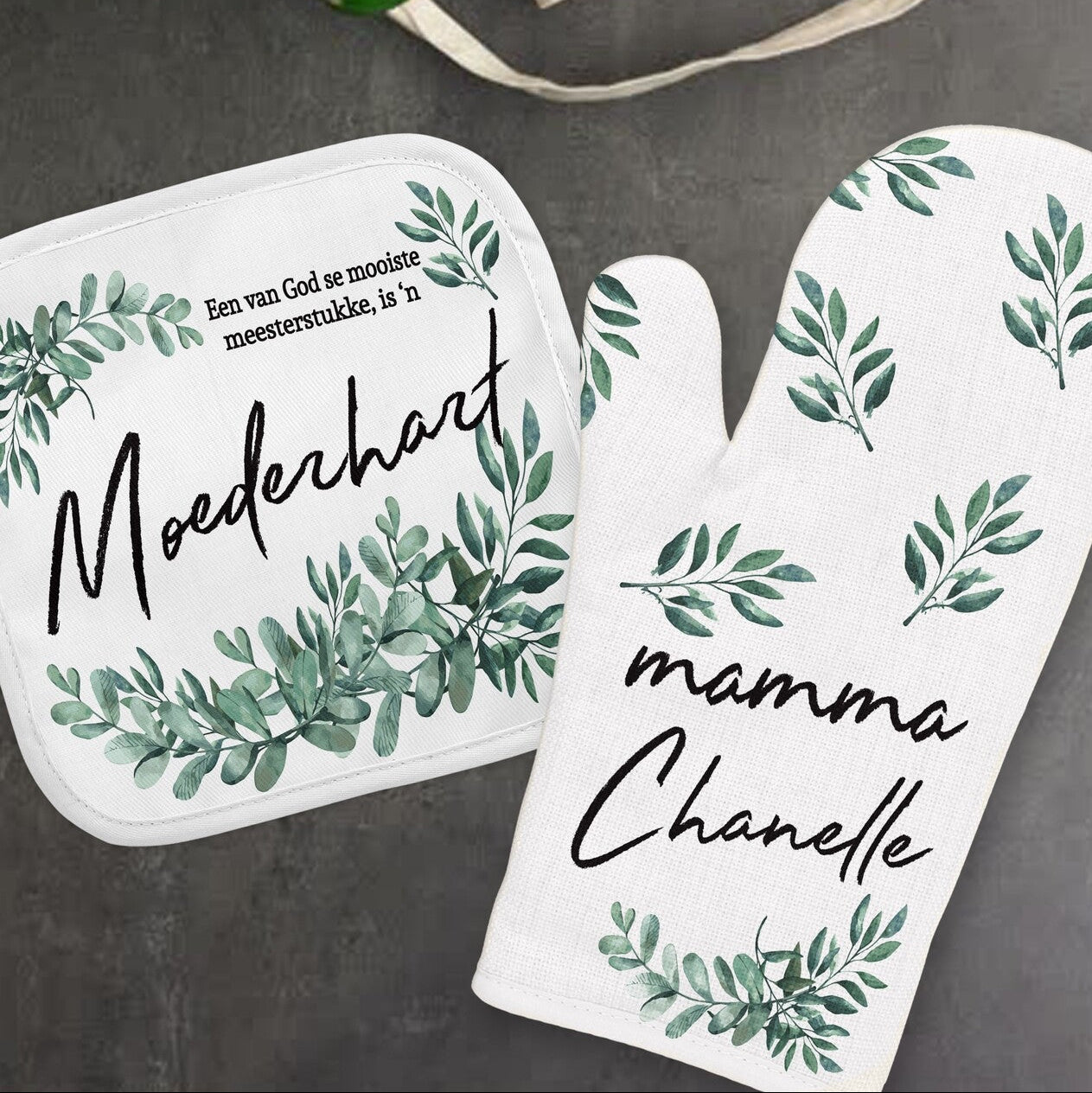 Personalised Oven Mitt and Pot Holder Set from Happy Look | South Africa – Illustrated with a floral design and customer name options. Perfect for Special Occasions and suitable for daily cooking. A thoughtful gift that brings joy and lasting memories. Shop now!