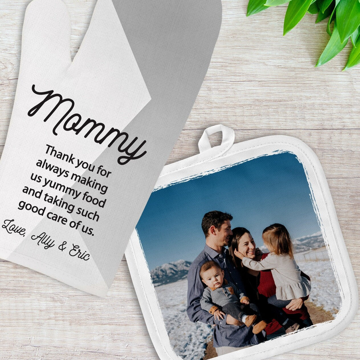 Personalised Oven Mitt and Pot Holder Set from Happy Look | South Africa – Designed with a heartfelt message for Moms and featuring a family photo option. Perfect for Mother’s Day and customisable with family photos. A thoughtful gift that brings joy and lasting memories. Shop now!