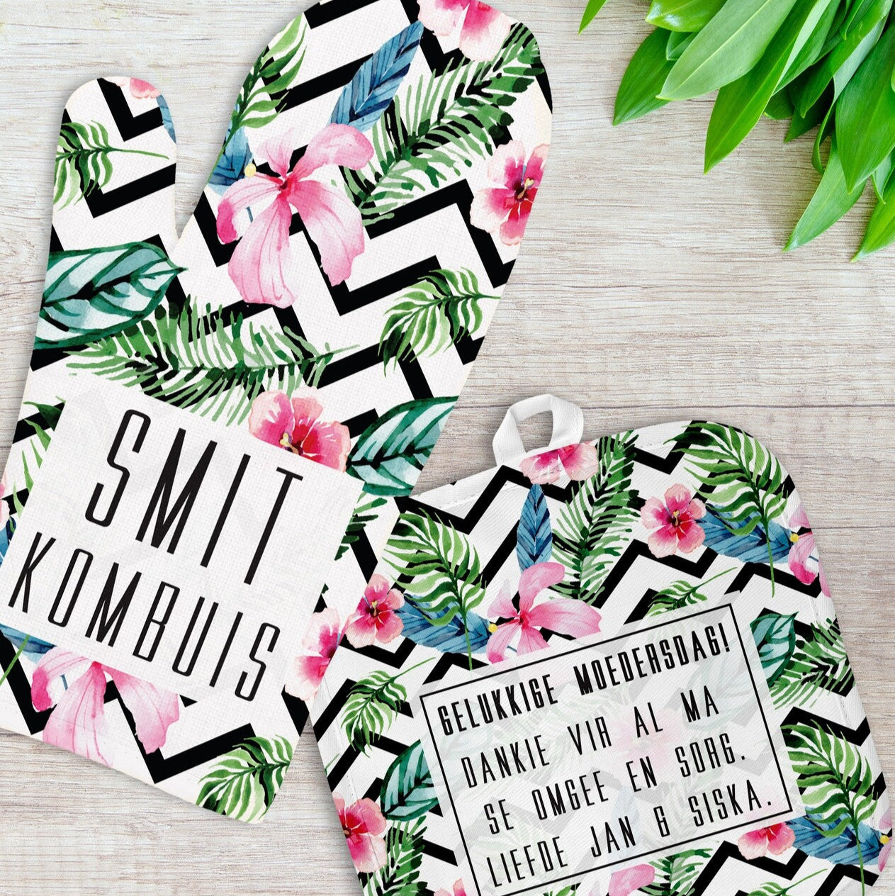 Personalised Oven Mitt and Pot Holder Set from Happy Look | South Africa – Featuring a vibrant floral design and personalized text. Perfect for Mother’s Day and customisable with names. A thoughtful gift that brings joy and lasting memories. Shop now!