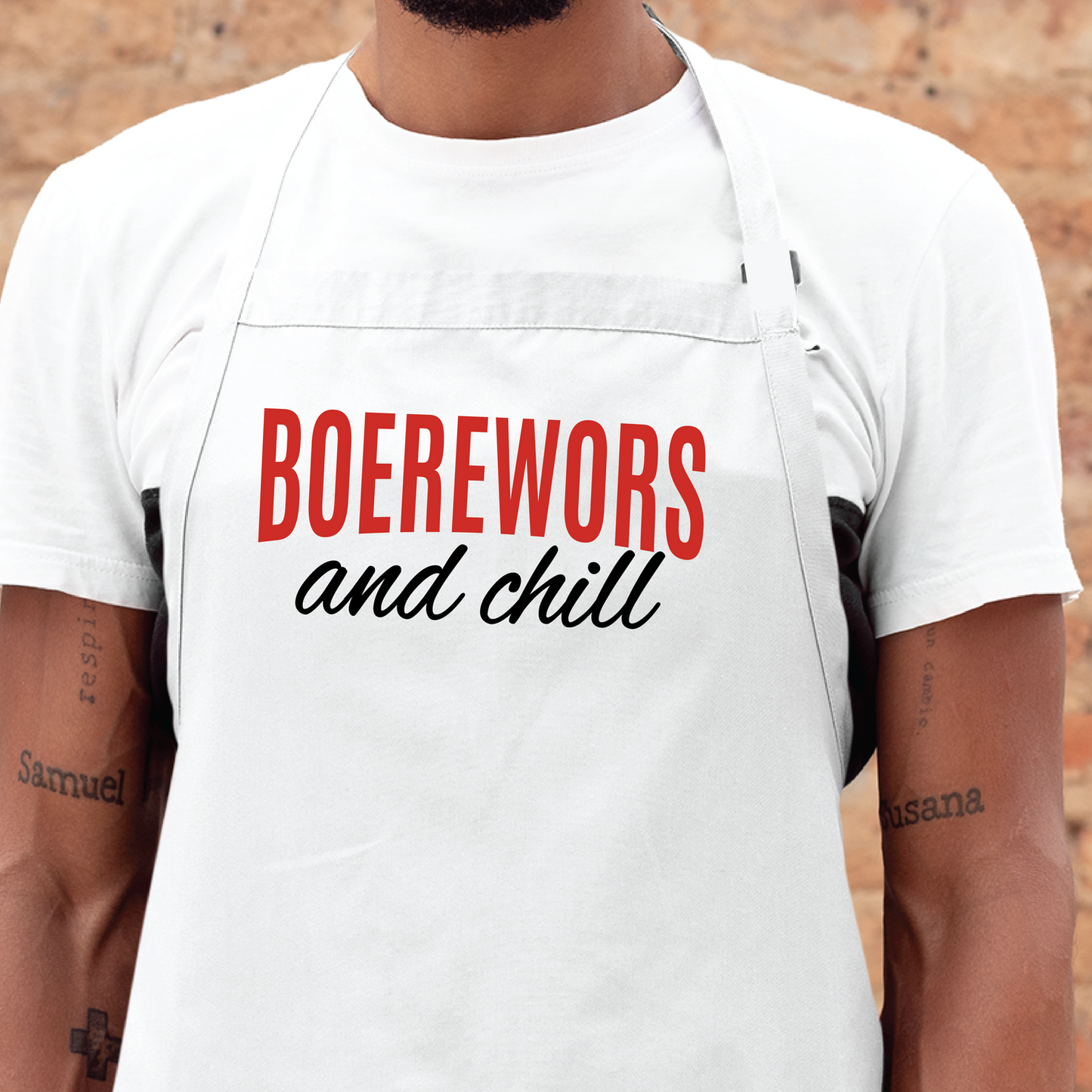Personalised apron from Happy Look | South Africa – A casual white apron featuring "BOEREWORS and chill" in eye-catching fonts. Perfect for relaxed cooking and gathering with friends, and customisable for special occasions. A thoughtful gift that brings joy and lasting memories. Shop now!