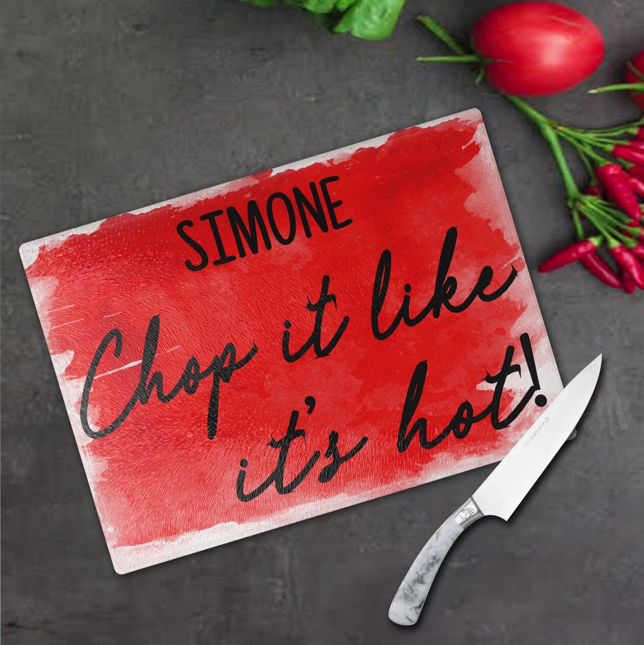 Personalised Glass Cutting Board from Happy Look | South Africa – A fun red cutting board featuring the phrase "Chop it like it's hot!" and personalised with the name "Simone." Perfect for birthdays, housewarmings, or any special occasion and customisable with a name or personal message. A thoughtful gift that brings joy and lasting memories. Shop now!