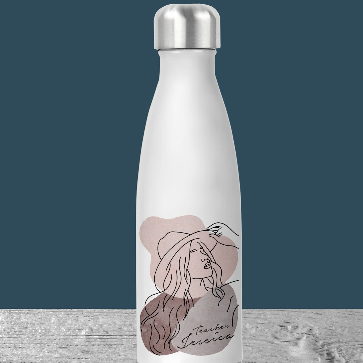 Personalised Teacher Water Bottle from Happy Look | South Africa – Elegant line-art design of a woman with “Teacher Jessica” text on a sleek stainless steel bottle. Perfect for educators and personalisable with names. A thoughtful gift that brings joy and lasting memories. Shop now!