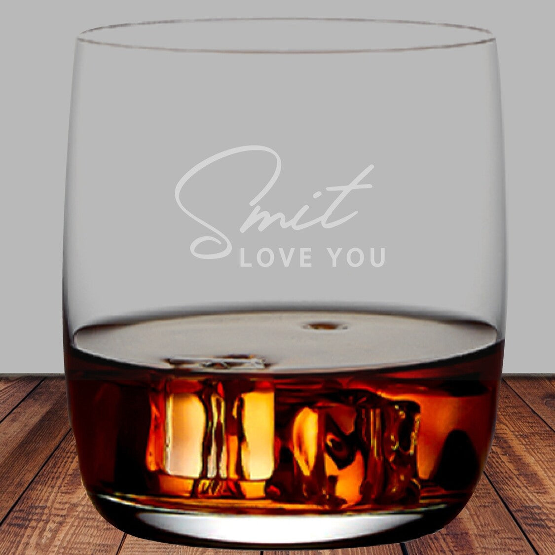 ngraved Whiskey Glasses Personalised Whiskey Glass from Happy Look | South Africa – A high-quality glass engraved with a name or message. Perfect for birthdays, anniversaries, weddings, Father’s Day, housewarmings, and corporate gifting. Customisable with a name, initials, date, or special message. A thoughtful gift that brings joy and lasting memories. Shop now – A clear glass with whiskey and ice, inscribed with “Smit LOVE YOU.