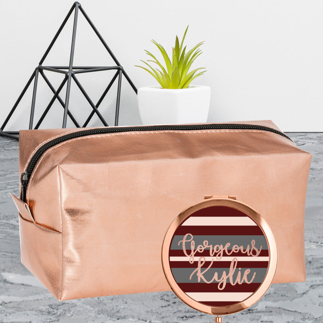 Personalised cosmetic bag and mirror set from Happy Look | South Africa – Chic design with a touch of elegance. Perfect for special occasions and customisable with the name "Gorgeous Kylie." A thoughtful gift that brings joy and lasting memories. Shop now!