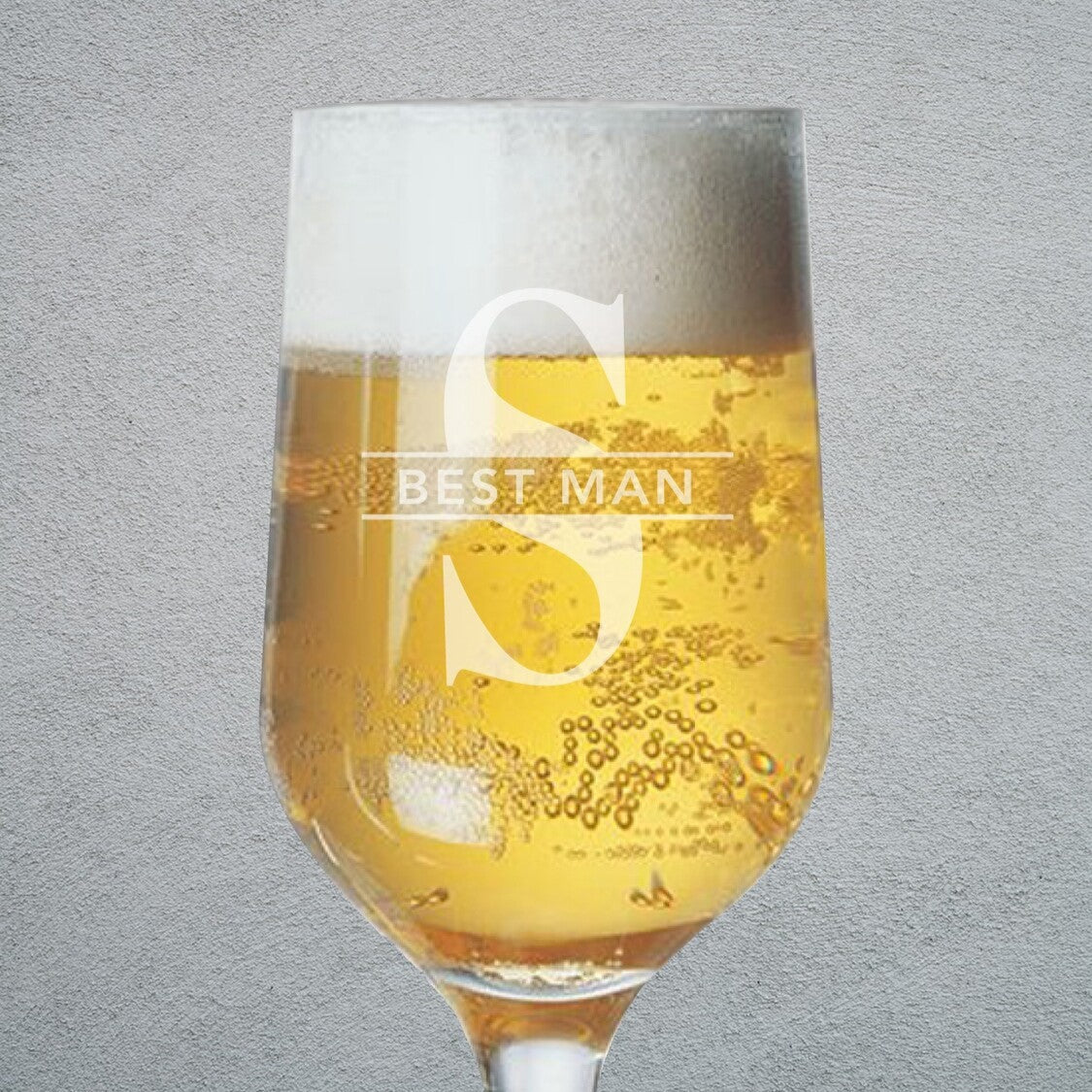 Personalised Beer Glass from Happy Look | South Africa – Features an engraved design with the text "BEST MAN" and the letter "S". Perfect for weddings and customisable with personal titles. A thoughtful gift that brings joy and lasting memories. Shop now!